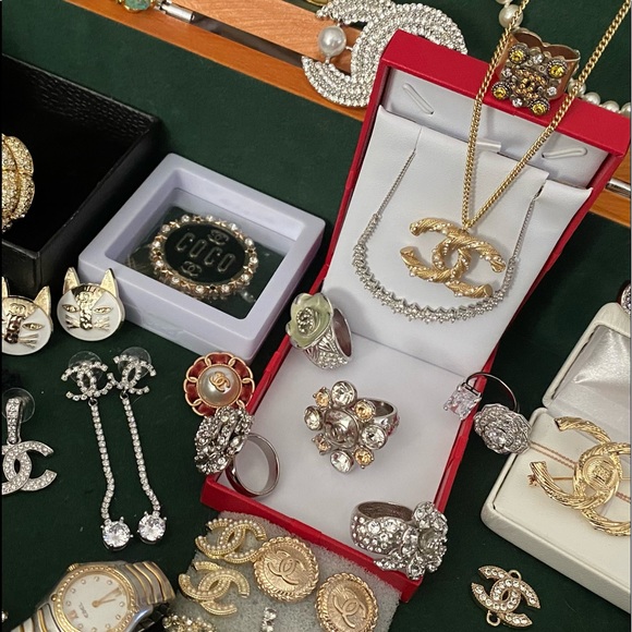 🌹CHANEL BROACH  🌹SEE PICS  🌹OPEN TO TRADE with reputable P♥️SH Seller - Picture 8 of 16